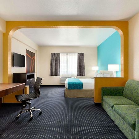 Howard Johnson By Wyndham San Antonio Hotel & Suites Екстериор снимка