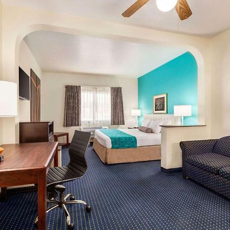 Howard Johnson By Wyndham San Antonio Hotel & Suites Екстериор снимка