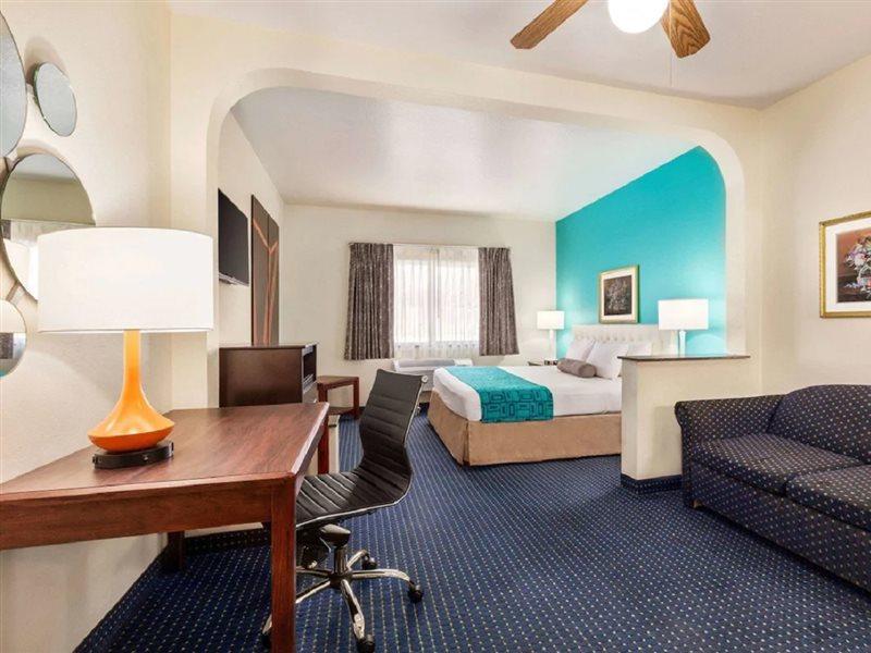 Howard Johnson By Wyndham San Antonio Hotel & Suites Екстериор снимка