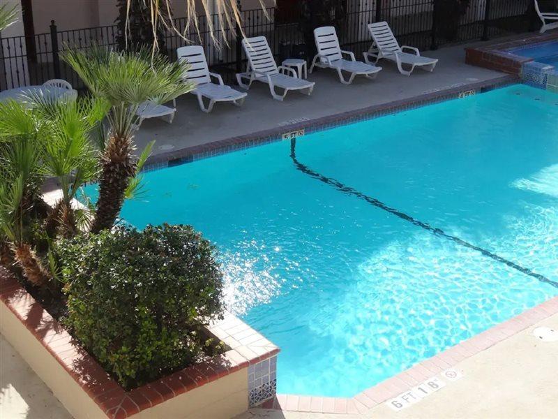 Howard Johnson By Wyndham San Antonio Hotel & Suites Екстериор снимка
