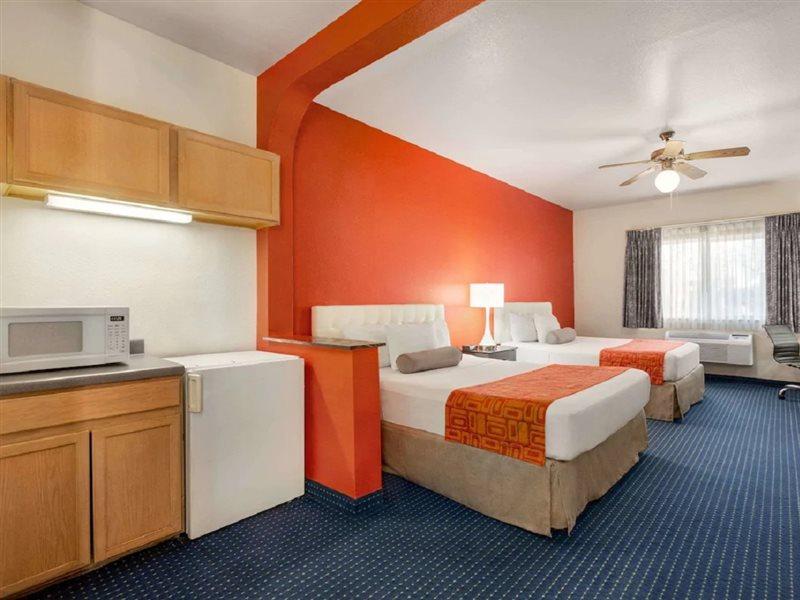 Howard Johnson By Wyndham San Antonio Hotel & Suites Екстериор снимка