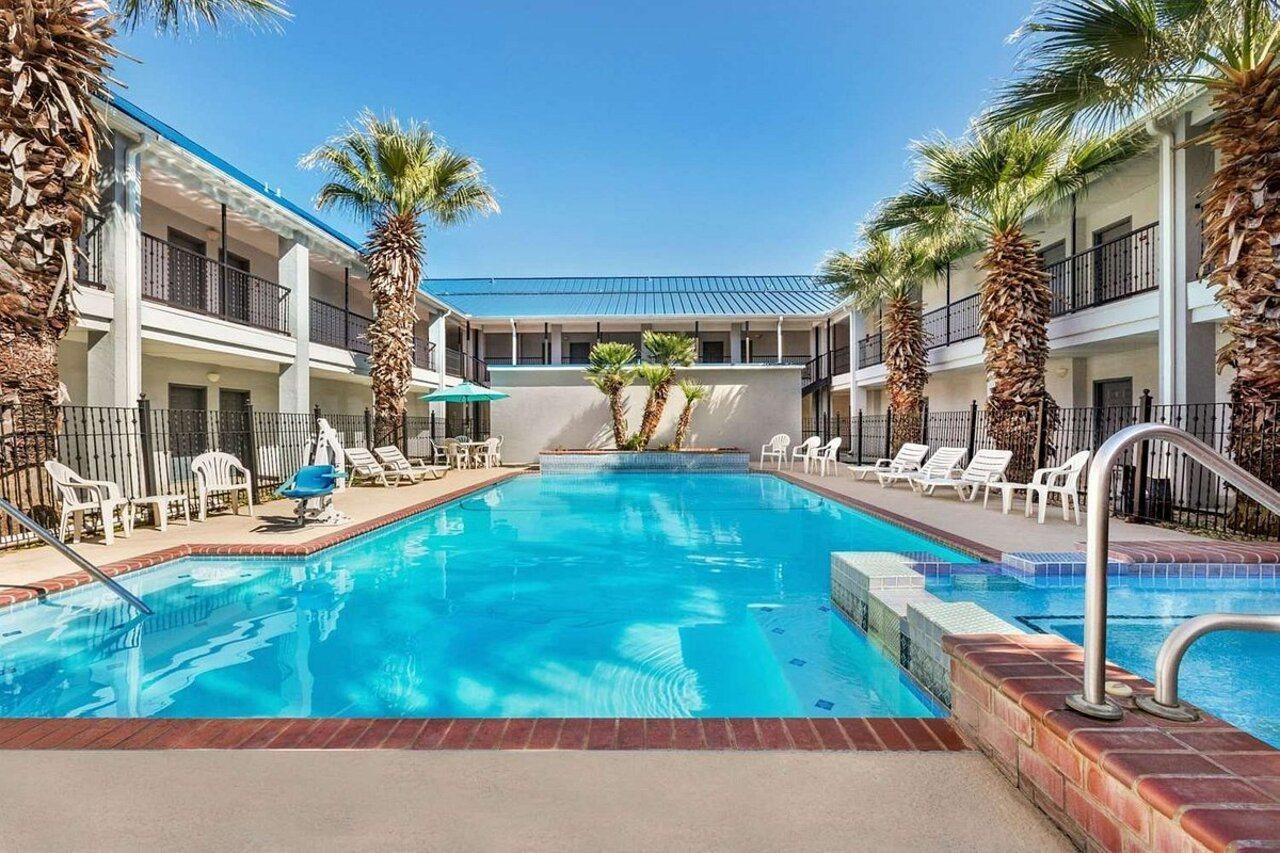 Howard Johnson By Wyndham San Antonio Hotel & Suites Екстериор снимка