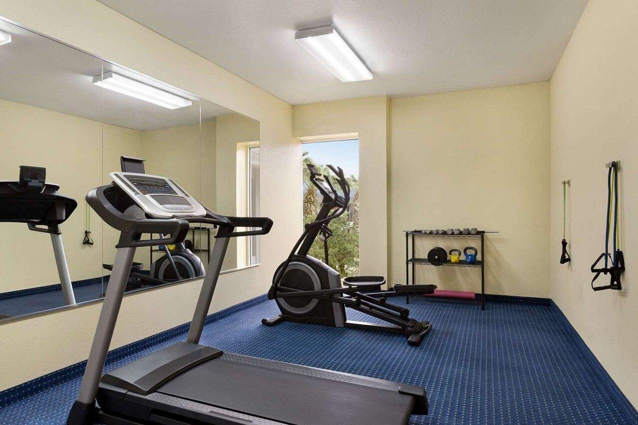 Howard Johnson By Wyndham San Antonio Hotel & Suites Екстериор снимка