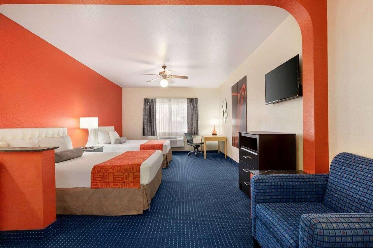 Howard Johnson By Wyndham San Antonio Hotel & Suites Екстериор снимка