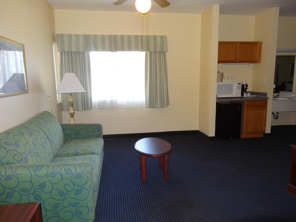 Howard Johnson By Wyndham San Antonio Hotel & Suites Екстериор снимка
