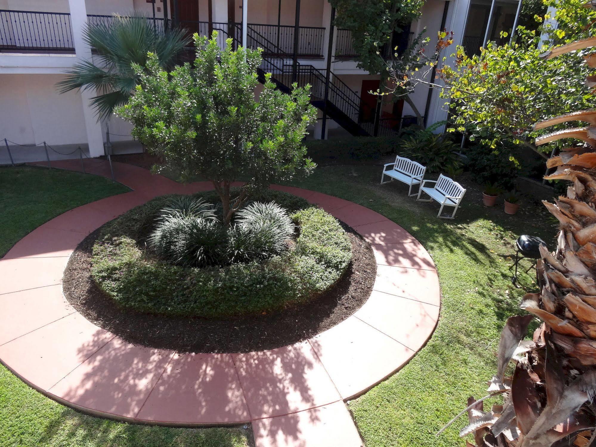 Howard Johnson By Wyndham San Antonio Hotel & Suites Екстериор снимка