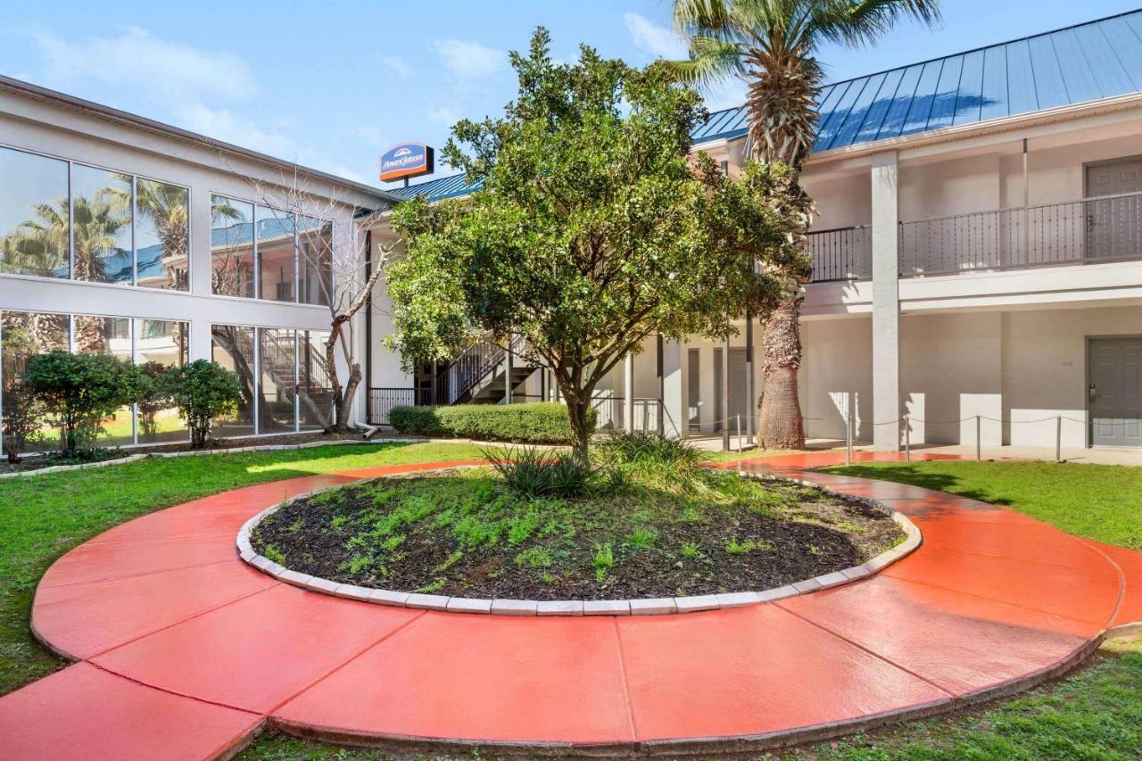 Howard Johnson By Wyndham San Antonio Hotel & Suites Екстериор снимка