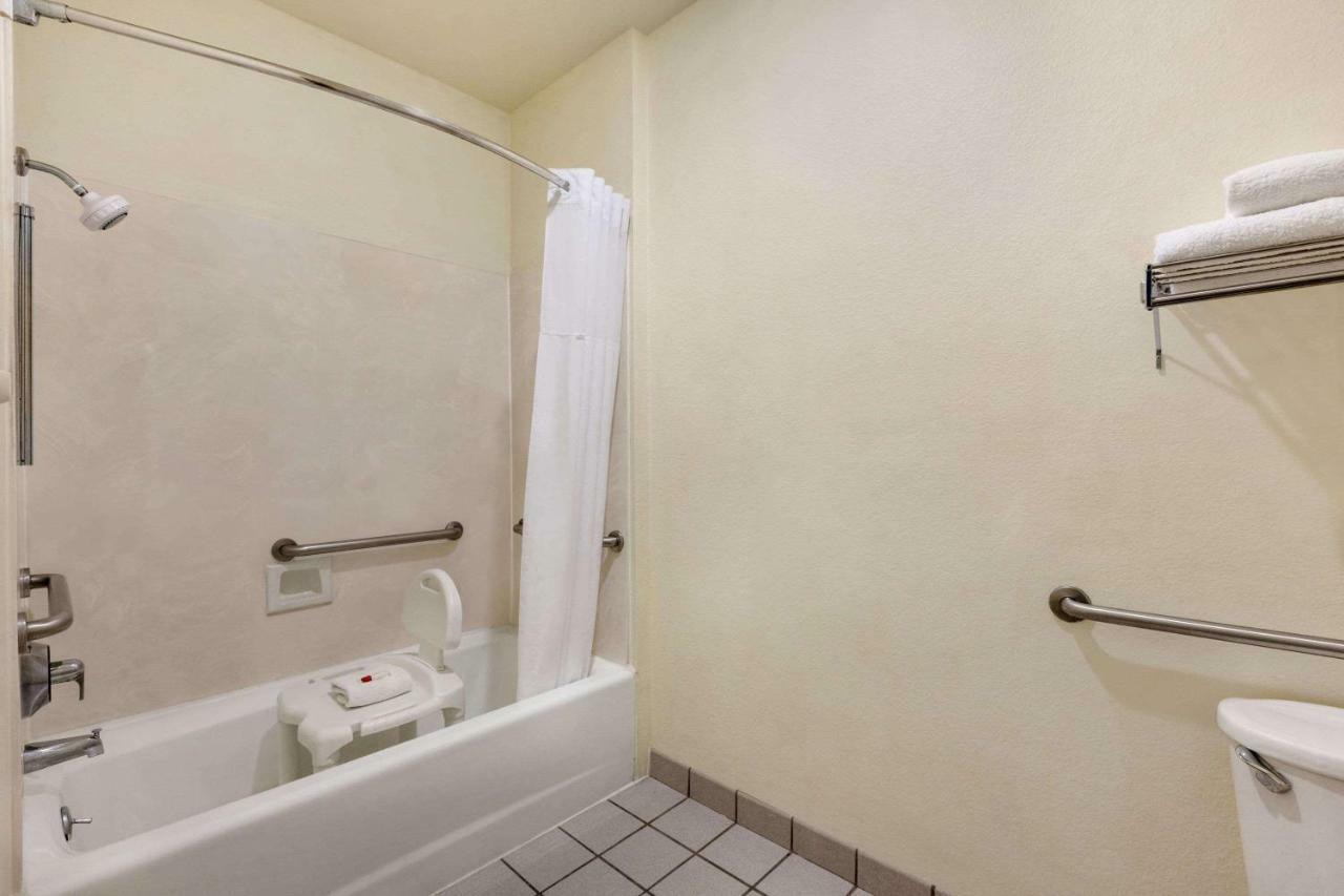 Howard Johnson By Wyndham San Antonio Hotel & Suites Екстериор снимка