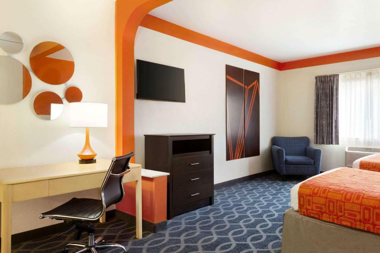 Howard Johnson By Wyndham San Antonio Hotel & Suites Екстериор снимка