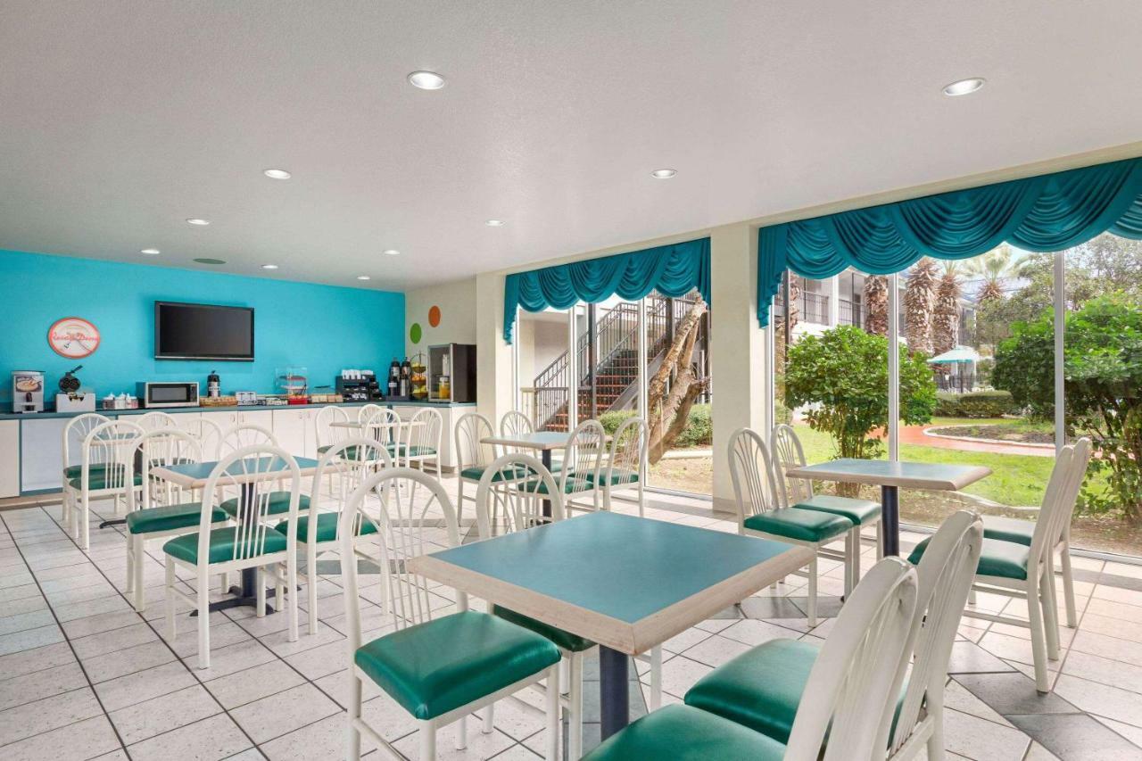 Howard Johnson By Wyndham San Antonio Hotel & Suites Екстериор снимка