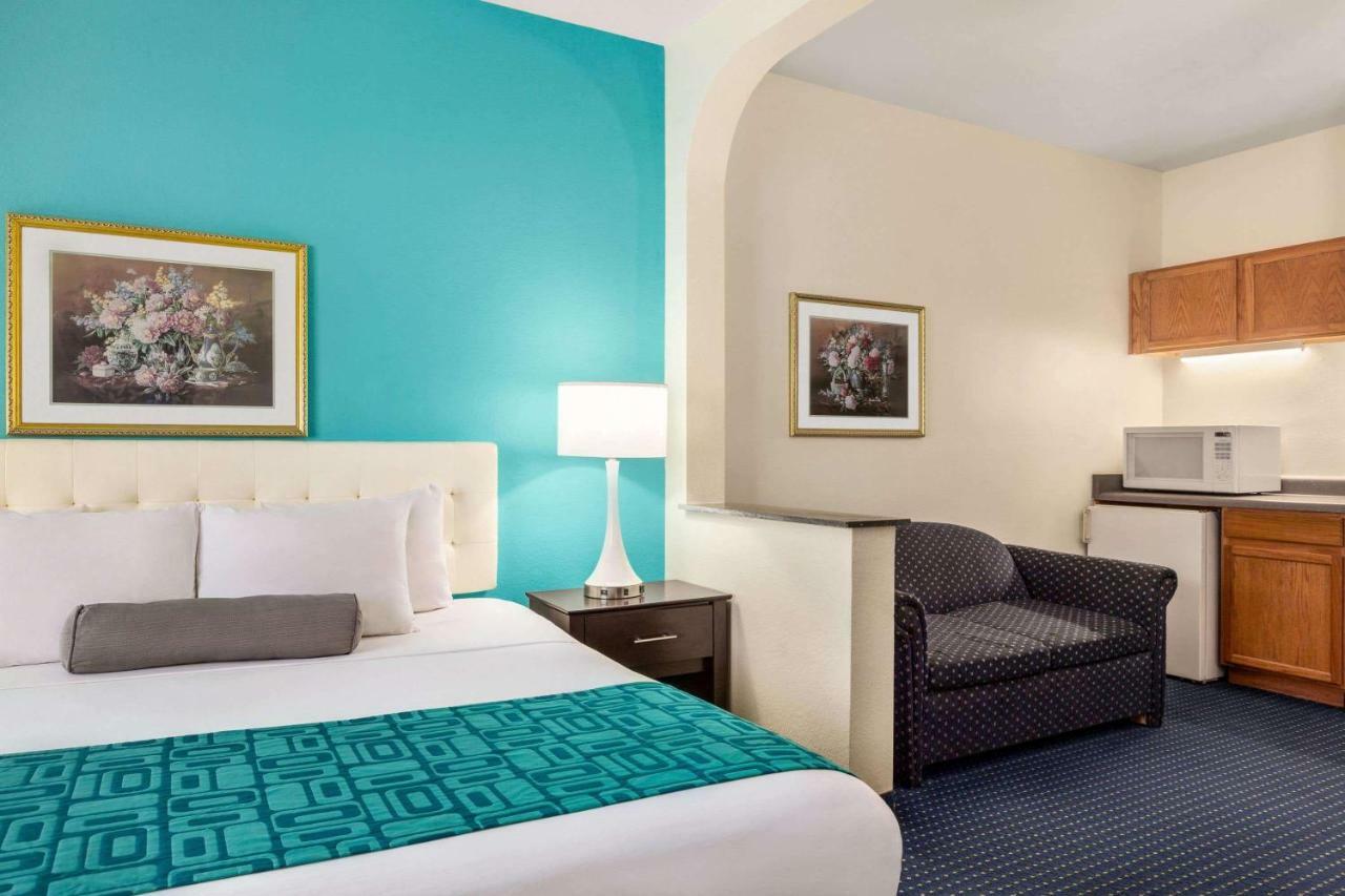 Howard Johnson By Wyndham San Antonio Hotel & Suites Екстериор снимка