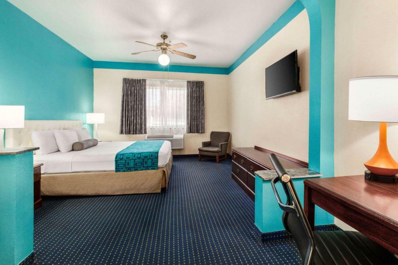 Howard Johnson By Wyndham San Antonio Hotel & Suites Екстериор снимка