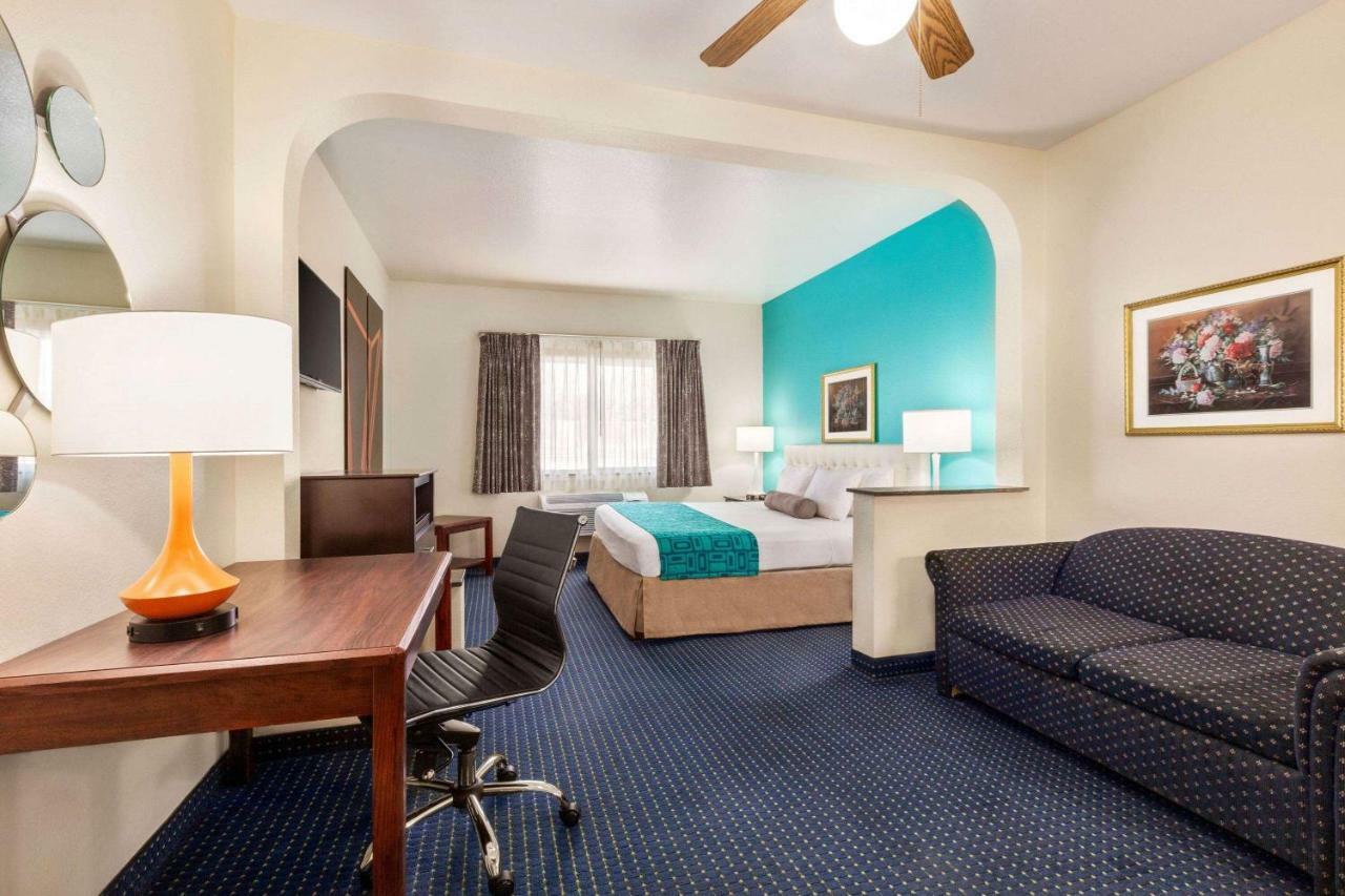 Howard Johnson By Wyndham San Antonio Hotel & Suites Екстериор снимка