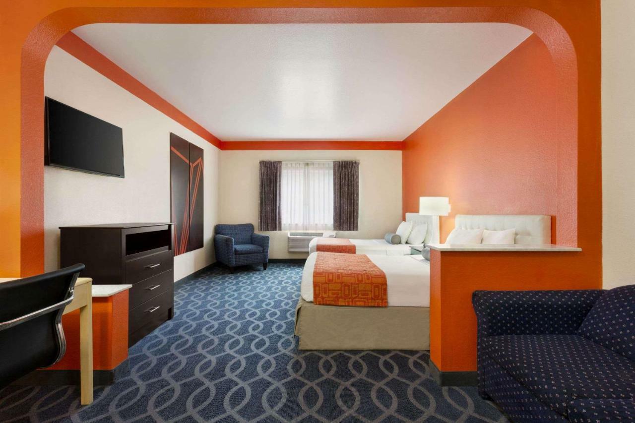 Howard Johnson By Wyndham San Antonio Hotel & Suites Екстериор снимка