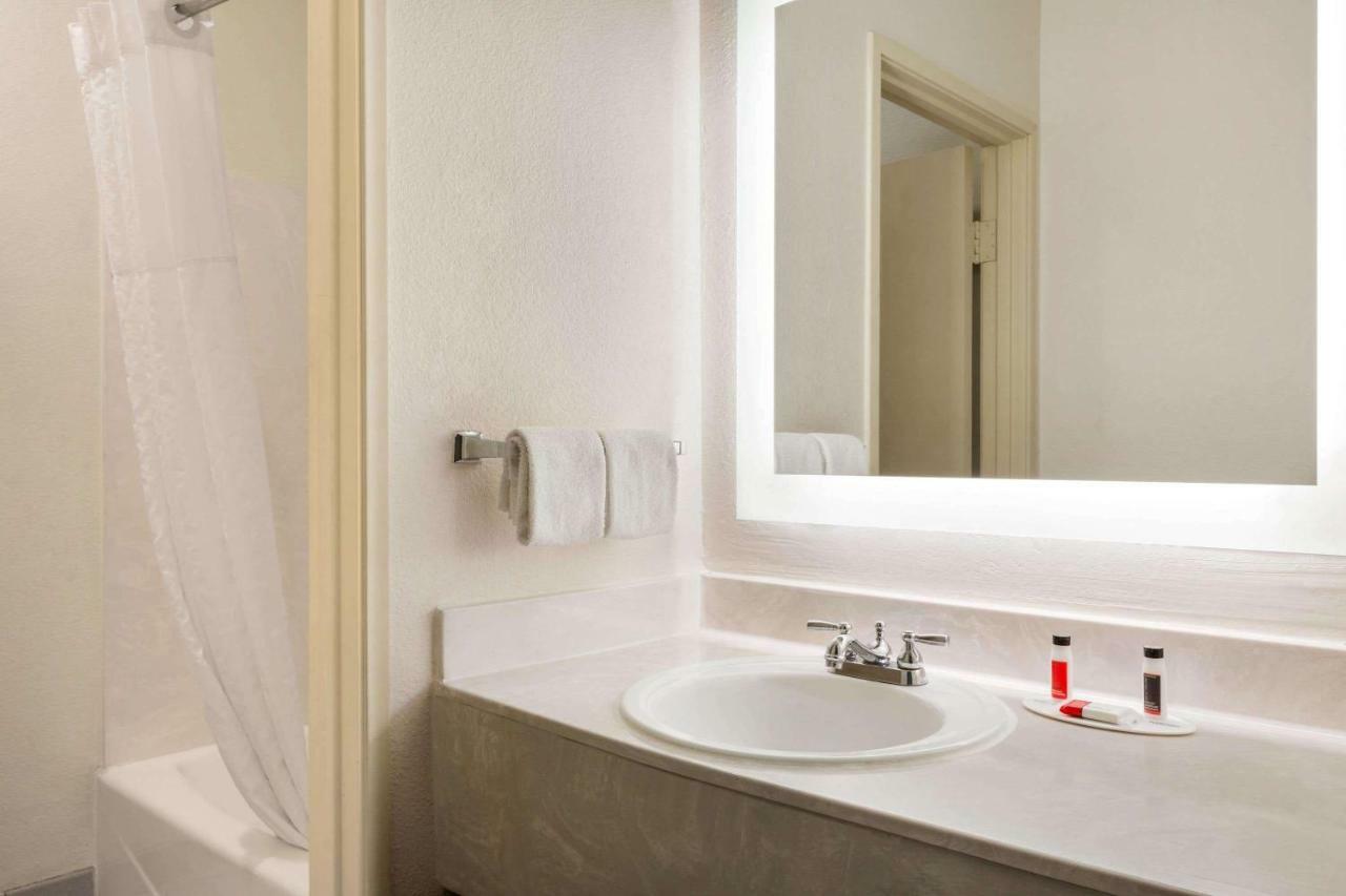 Howard Johnson By Wyndham San Antonio Hotel & Suites Екстериор снимка