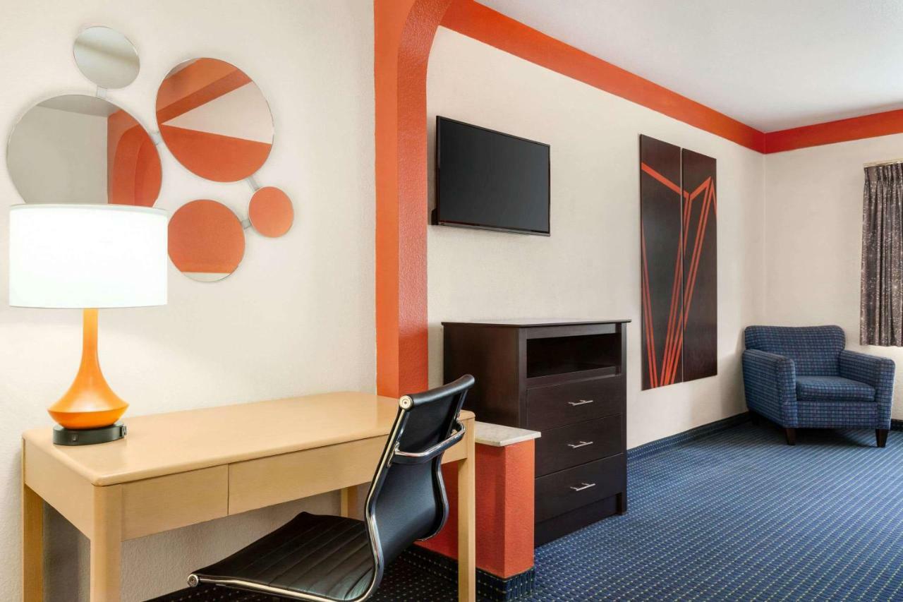 Howard Johnson By Wyndham San Antonio Hotel & Suites Екстериор снимка