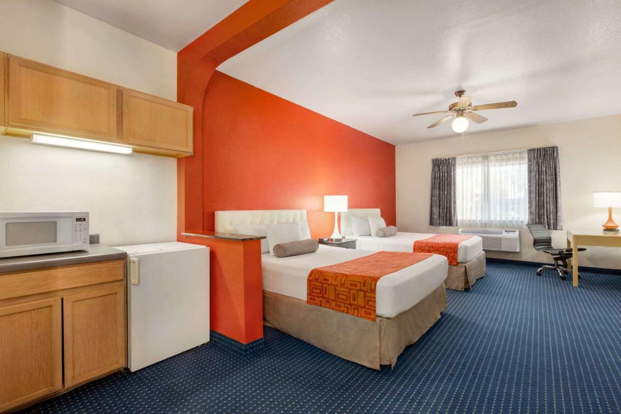 Howard Johnson By Wyndham San Antonio Hotel & Suites Екстериор снимка