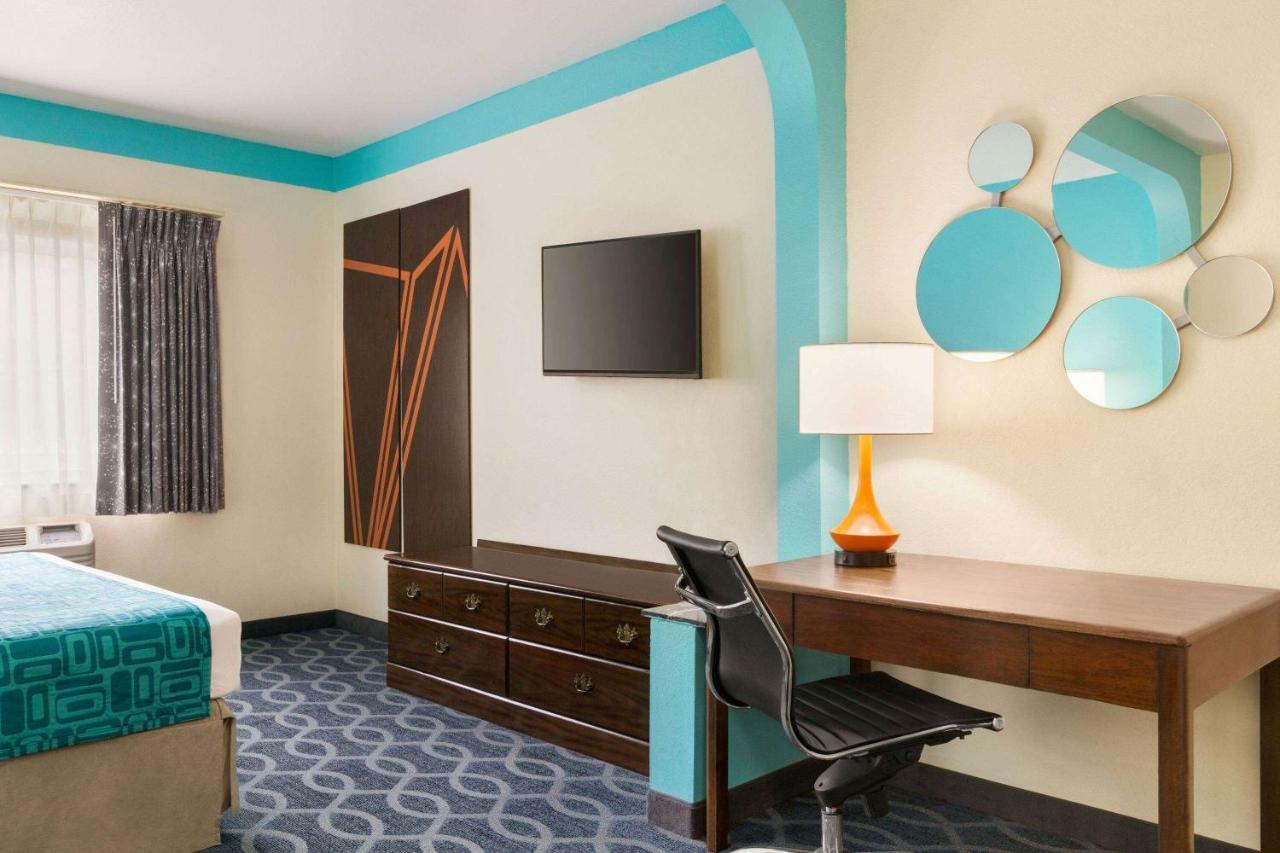 Howard Johnson By Wyndham San Antonio Hotel & Suites Екстериор снимка