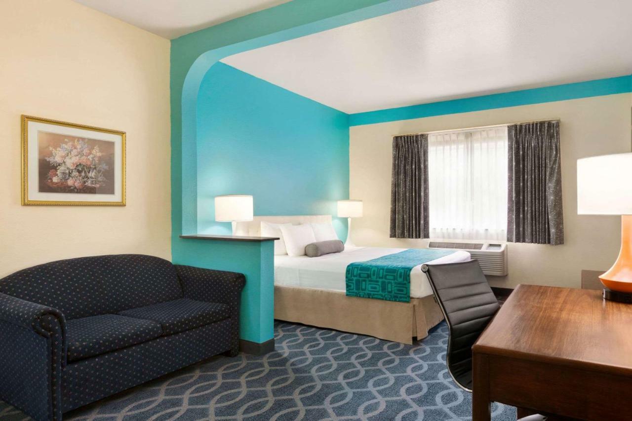 Howard Johnson By Wyndham San Antonio Hotel & Suites Екстериор снимка