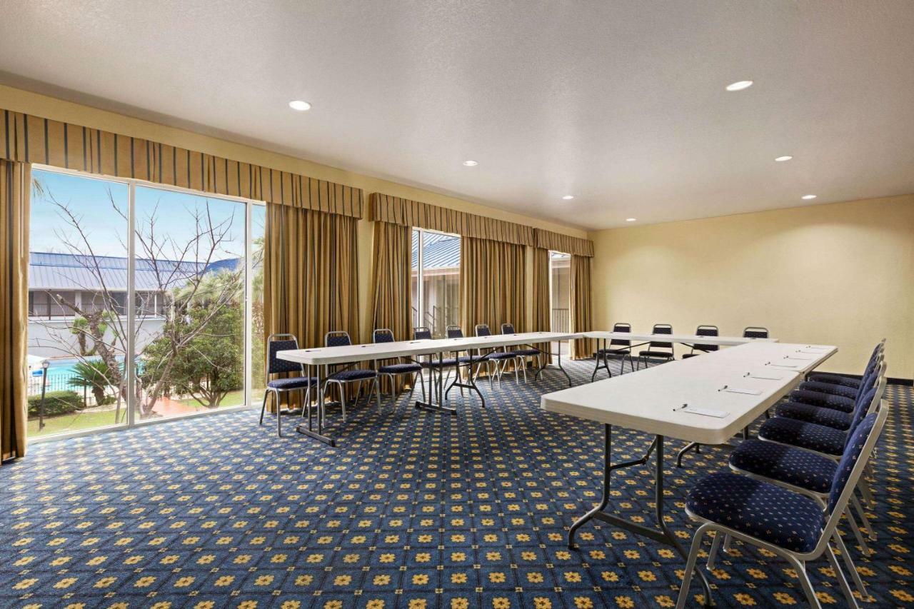 Howard Johnson By Wyndham San Antonio Hotel & Suites Екстериор снимка