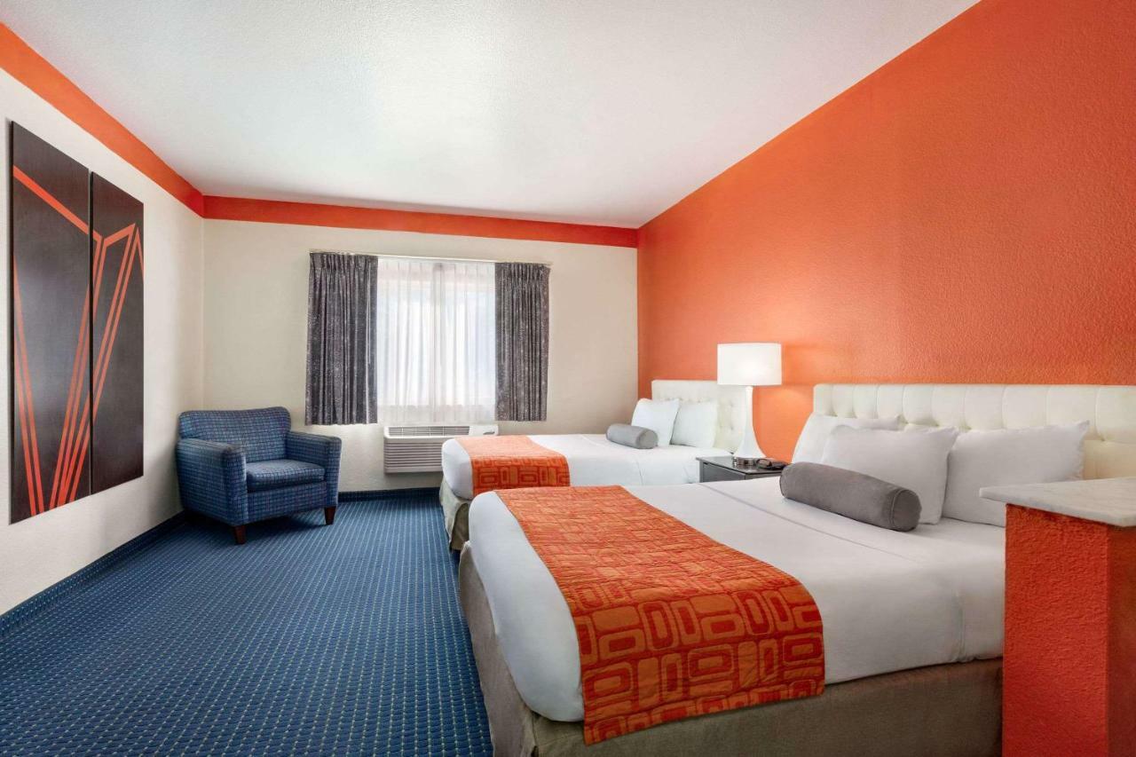 Howard Johnson By Wyndham San Antonio Hotel & Suites Екстериор снимка