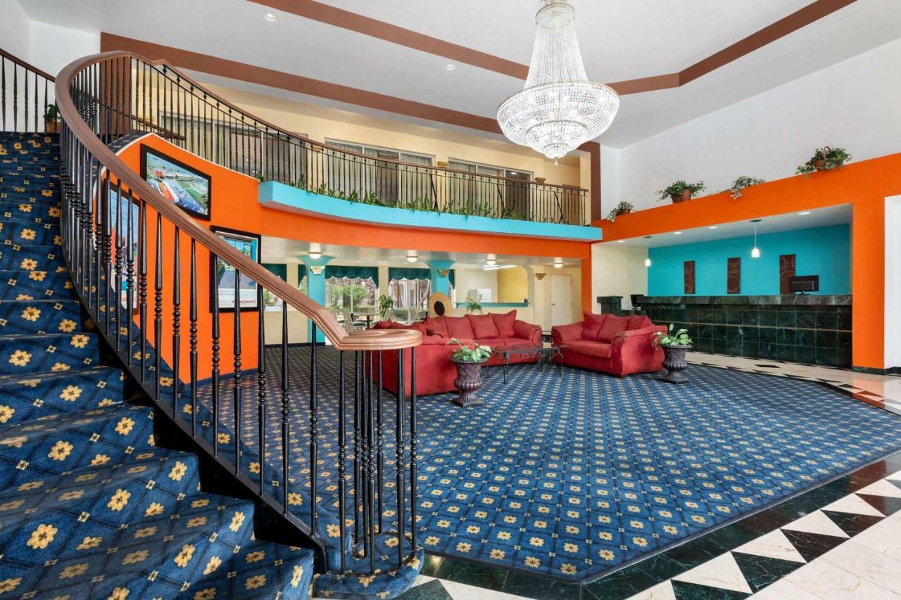 Howard Johnson By Wyndham San Antonio Hotel & Suites Екстериор снимка