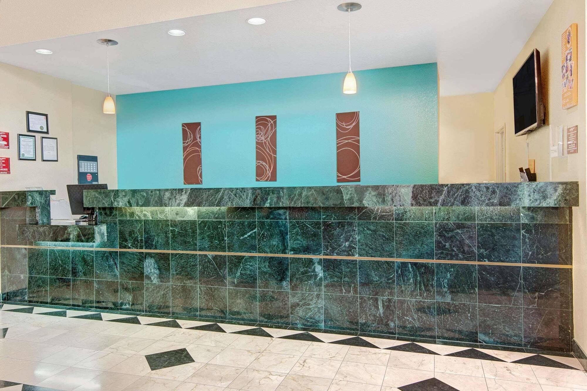 Howard Johnson By Wyndham San Antonio Hotel & Suites Екстериор снимка