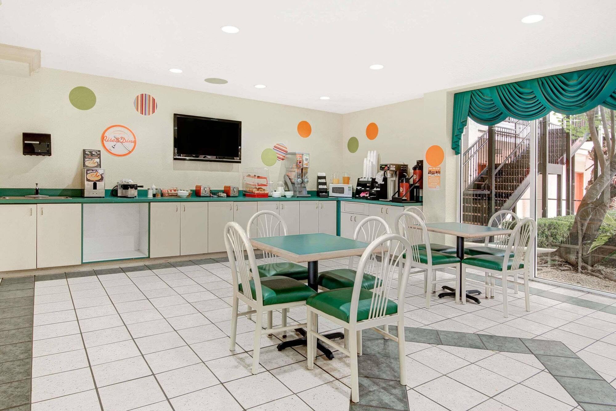 Howard Johnson By Wyndham San Antonio Hotel & Suites Екстериор снимка