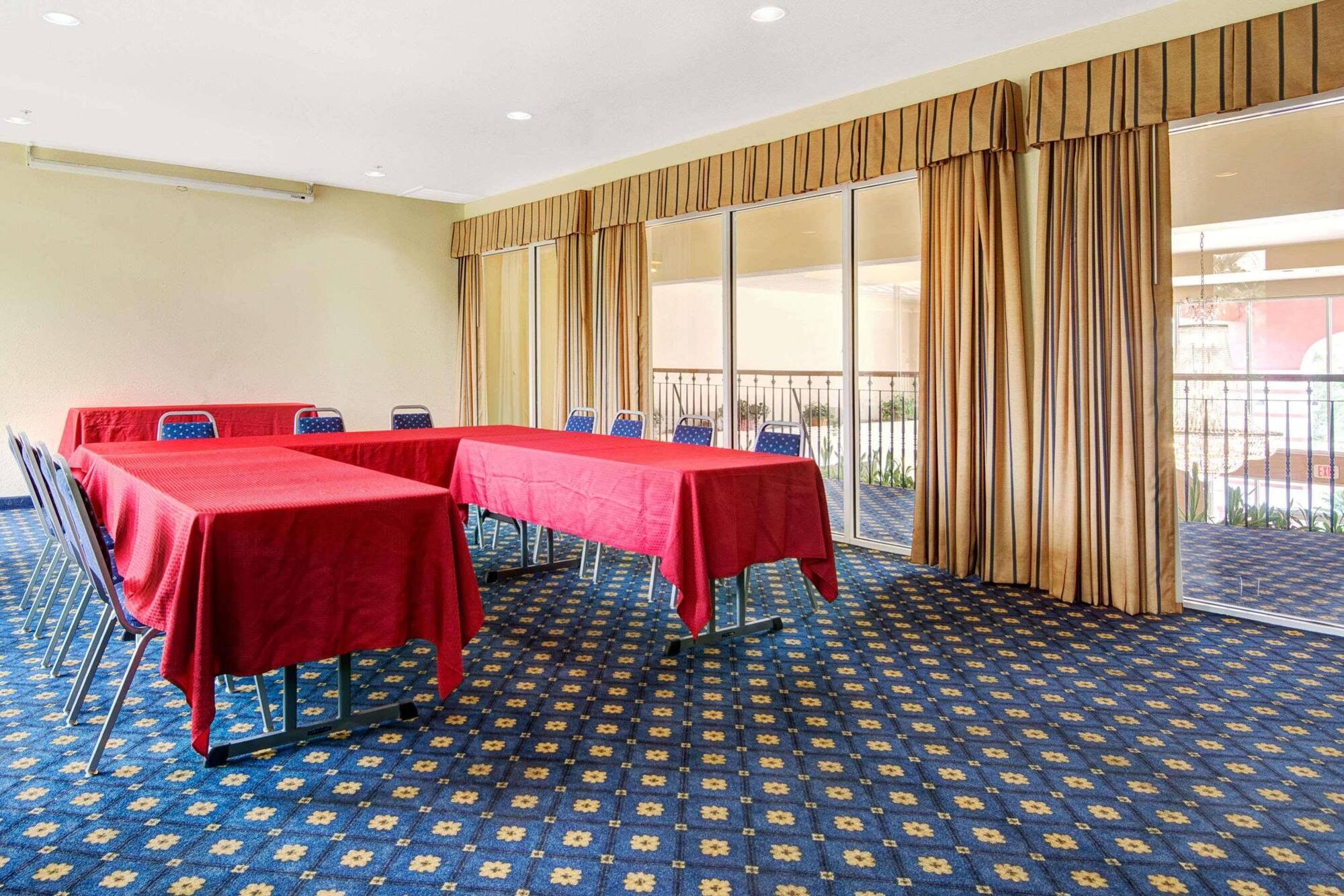 Howard Johnson By Wyndham San Antonio Hotel & Suites Екстериор снимка