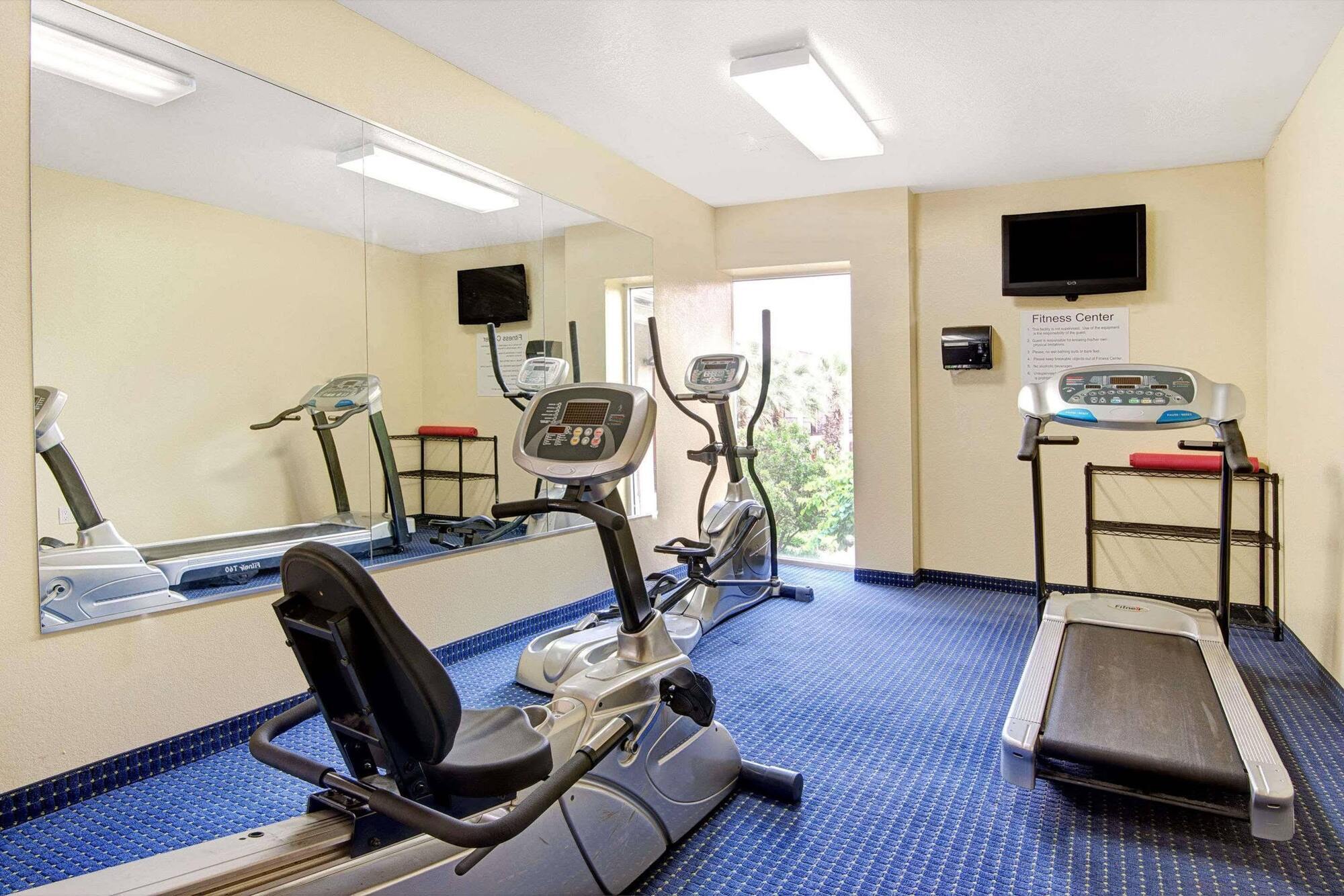 Howard Johnson By Wyndham San Antonio Hotel & Suites Екстериор снимка